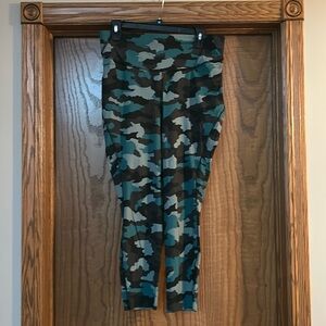 Lululemon EXCELLENT CONDITION Base Pace HR tight 25 in length size 12 Camo print